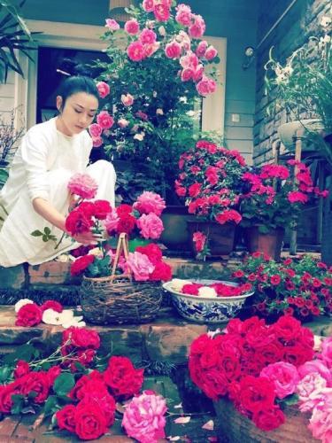 生活中的杨丽萍，是一个生活在美丽花园的“花仙子”，她身边的每一寸空气，都弥漫着动人的花香。