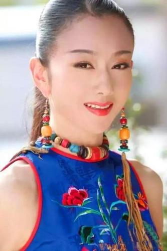 杨丽萍，出生于云南大理，是中国民族舞领域最高成就的舞蹈家，以一只《孔雀舞》红遍国内外。如今，年逾60岁的杨丽萍，身材和气质却依旧像一位纯真可爱的小姑娘，这位在舞蹈上具有颇高造诣的舞蹈家，用自己的舞蹈，真正诠释出了生命的奥秘，每次看到她，本港台直播们都会为她的美丽而倍加感动。