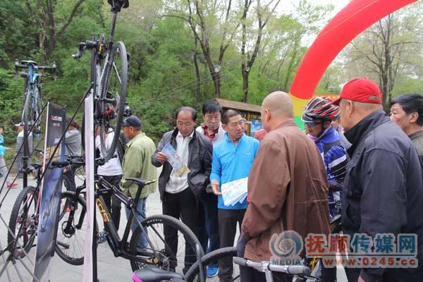 多位市民正在对展示的山地自行车进行了解。记者 徐冲摄