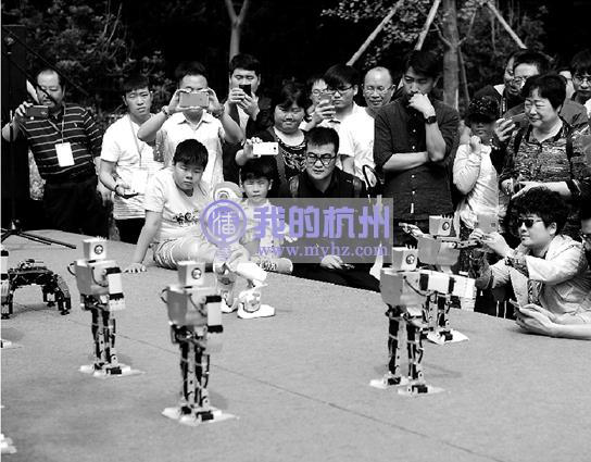玩机器人的少年不止王逸伦，科技展的现场还有一群小科学家。一群孩子带来了开奖直播们自己的机器人作品，机器人热歌劲舞，引人注目。