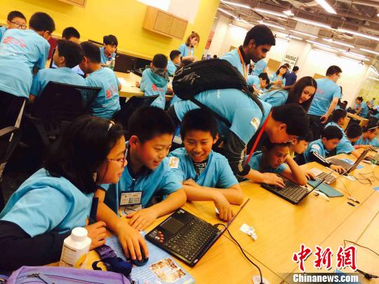 中国孩子首次参加Scratch Day（全球青少年编程日）公益主题活动，孩子们从编程中体验创造与学习的乐趣。 张楠 摄