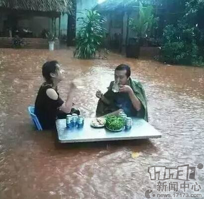 雨都下这么大了，这对狗男女还挺任性的