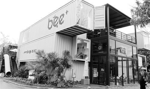 全国首家以集装箱为建筑形态的Bee+联合办公空间在珠海南方软件园开张。Bee+用36个集装箱拼叠搭建而成，占地600平方米，是一个集联合办公空间、文化活动平台、体验式服务配套、青年社群于一体的创新青年业态。