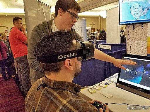 怎么看起来都不太正经啊！其实VR也有许多“正经”的功用，除了讲到烂的游戏应用外，这次要讲的就是在医学上治疗疾病的应用。