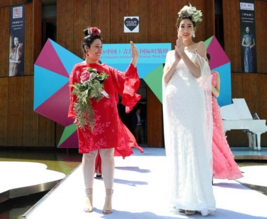人民网青岛5月16日电（记者李昉）5月13日，澳大利亚时装设计师克里斯媂娜的时装作品会在第十六届中国（青岛）国际时装周上举行。