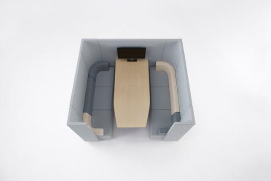 括号沙发Brackets同样是日本Nendo设计工作室带来的设计 ，它是一款办公用的沙发 ，由六个座位和一张桌子组成。利用这种模块化的单元组合的灵活性，你可以将括号沙发摆出各种各样的空间或造型：其1.4米的超高靠背可以对外围的声音起到一定的抑制和缓冲作用，并阻隔视线围蔽出一个私密的个人空间 ；同时也从而为团队创建出一个舒适的办公或商讨环境。