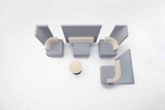 括号沙发Brackets同样是日本Nendo设计工作室带来的设计 ，它是一款办公用的沙发 ，由六个座位和一张桌子组成。利用这种模块化的单元组合的灵活性，你可以将括号沙发摆出各种各样的空间或造型：其1.4米的超高靠背可以对外围的声音起到一定的抑制和缓冲作用，并阻隔视线围蔽出一个私密的个人空间 ；同时也从而为团队创建出一个舒适的办公或商讨环境。