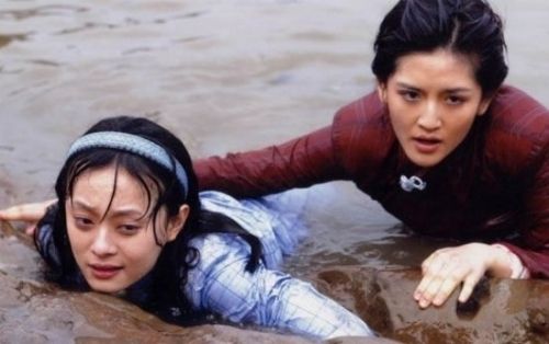 2002年，21岁的谢娜与孙俪一同出演《一双绣花鞋》时的剧照。