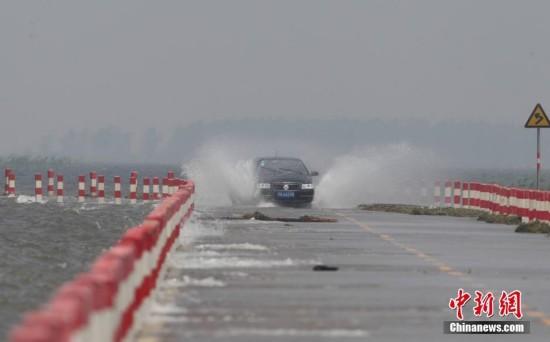 连日来，江西遭遇持续强降雨，中国最大淡水湖鄱阳湖水位连续上涨，被网友誉为“最美水上公路”的永吴公路大湖池段已被淹没。过往车辆行驶在其中，犹如“水上漂”。钟欣 摄