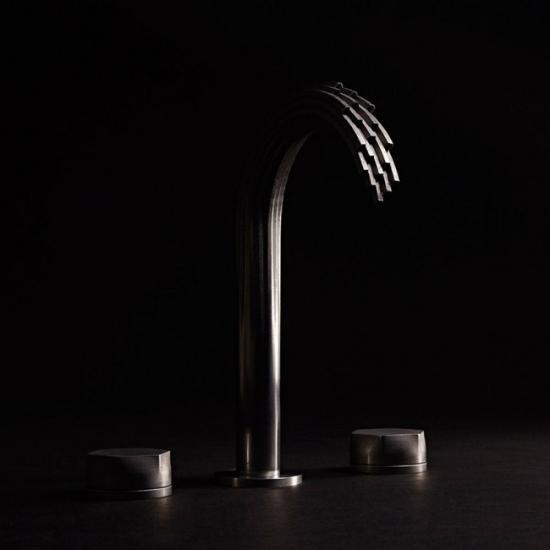 DXV是由美标（American Standard）旗下的厨房与卫浴产品品牌，最近DXV推出这一组令人感到惊艳的3D打印系列水龙头，包括了格子、剪纸和层状金属条三个相当独特的形状。利用选择性激光烧结三维打印技术制造，它通过计算机引导的高热量、高压力激光束，融合金属粉末烧结二十四小时左右成形，而后再手工打磨及抛光。由于细小的水道隐藏在高强度的合金下，因此当这些雕塑般的水龙头流出水时不由得本港台直播们不惊叹，仿佛魔术一般。