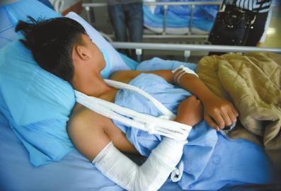 5月16日，被打伤的李凯正在医院治疗。 刘陈平摄