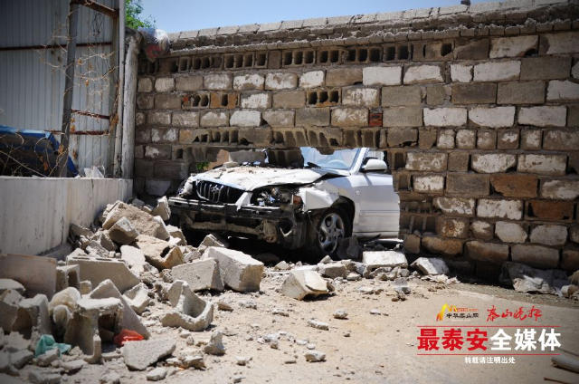 私家车半个车头撞进围墙。本网记者 刘小敏 摄
