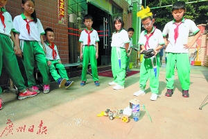 小学生帮妈妈干家务 发明丝袜扫地机器人