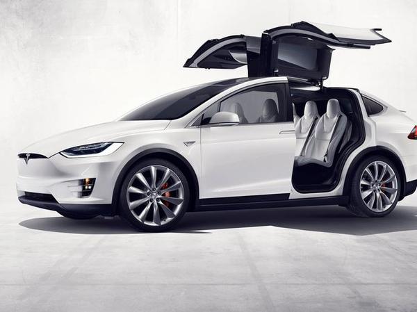 以前小智在新能源车方面码字不多，但近来开始逐渐增加新能源车方面的文章。或因此，近期小智就收到了特斯拉的官方邀请，参加了在上海举办的Model X品鉴会。