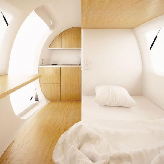 斯洛伐克 Nice Architects 事务所最近发布了「Ecocapsules」，这是一个非常环保的微型庇护所，每个庇护单元都配备了太阳能电池板、可伸缩的风力涡轮机、以及收集及过滤雨水的环保运行系统 。尽管尺寸仅为4.5米长、2.4米宽、2.5米高，但 Ecocapsules 仍可舒适的容易两名成人 ，并内置小厨房、自来水、冲洗厕所和热水沐浴，俨然一个迷你的豪华酒店房。同时它可以当作房车一样拖着走 、可以卡车载运 、也可以使用集装箱将它运输到任何地方，所以不管是将它作为一个独立的研究站、小旅馆、甚至参与到人道主义行动中作为紧急避难所， Ecocapsules 都能完全胜任。