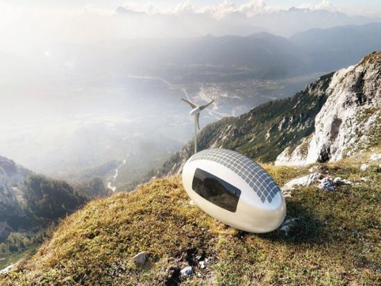 斯洛伐克 Nice Architects 事务所最近发布了「Ecocapsules」，这是一个非常环保的微型庇护所，每个庇护单元都配备了太阳能电池板、可伸缩的风力涡轮机、以及收集及过滤雨水的环保运行系统 。尽管尺寸仅为4.5米长、2.4米宽、2.5米高，但 Ecocapsules 仍可舒适的容易两名成人 ，并内置小厨房、自来水、冲洗厕所和热水沐浴，俨然一个迷你的豪华酒店房。同时它可以当作房车一样拖着走 、可以卡车载运 、也可以使用集装箱将它运输到任何地方，所以不管是将它作为一个独立的研究站、小旅馆、甚至参与到人道主义行动中作为紧急避难所， Ecocapsules 都能完全胜任。