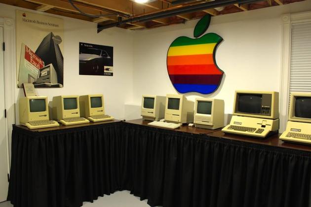 2010年，Alex Jason用一辆迷你自行车和一台电动吹雪机换来一台iMac G5计算机。而这只是开始，当时还不到十岁的Alex从此开始了古董电脑的收集，到了现在，光苹果的机器就有200台。成为美国仅有的十几个规模相似的苹果电脑收藏家之一。