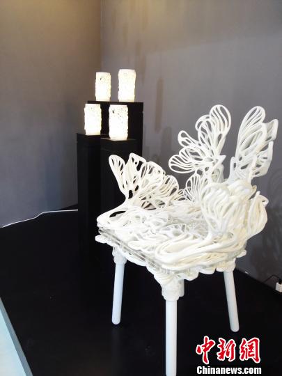 3D打印太师椅和灯具。 郑小红 摄