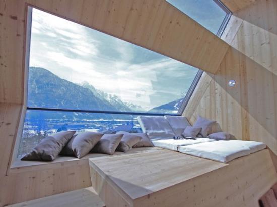 位于奥地利维也纳市郊，Nussdorf村外的山坡上，Ufogel是幢由彼得·容曼（Peter Jungmann）设计、可以俯瞰美妙山景的出租式度假屋。45平米设施齐全的多功能生活空间几乎全由落叶松木材构成 ，营造一种温暖的氛围和感觉，起居空间有众多的窗户，在不牺牲隐私的前提下提供充足的光线到屋内的每一个角落。
