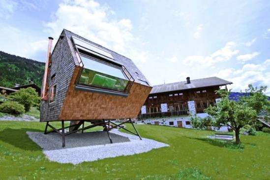 位于奥地利维也纳市郊，Nussdorf村外的山坡上，Ufogel是幢由彼得·容曼（Peter Jungmann）设计、可以俯瞰美妙山景的出租式度假屋。45平米设施齐全的多功能生活空间几乎全由落叶松木材构成 ，营造一种温暖的氛围和感觉，起居空间有众多的窗户，在不牺牲隐私的前提下提供充足的光线到屋内的每一个角落。