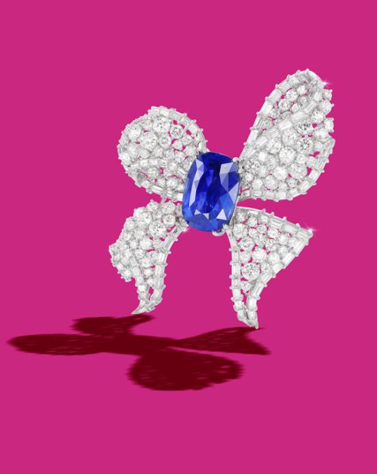 钻石或许永恒久远，但蓝宝石的吸引力似乎在急剧飙升，越来越多的情侣选择蓝宝石作为订婚珠宝。