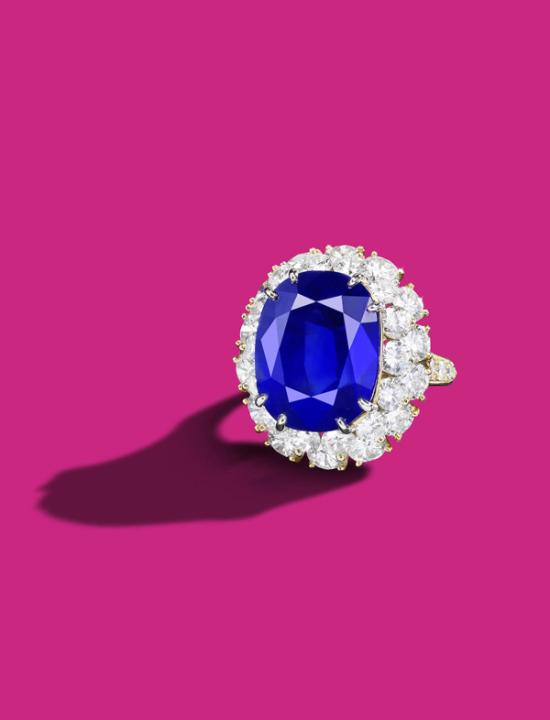 钻石或许永恒久远，但蓝宝石的吸引力似乎在急剧飙升，越来越多的情侣选择蓝宝石作为订婚珠宝。