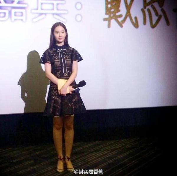 搜狐娱乐讯 5月19日，刘亦菲现身广州宣传新戏，在与粉丝互动的环节，一名疯狂粉丝上台，直接将其推倒。晚间，《夜孔雀》片方发声明，称肇事者正被警方调查，并表示刘亦菲在事件中未受伤。