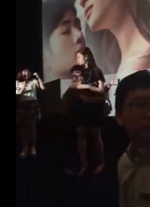 刘亦菲被一名男子强抱。 视频截图