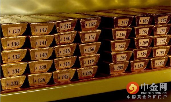 中国的商业银行是国有的，当需要的时候，它们的资产将服从政府的调度使用。这样的观点之前一直被分析家和媒体所忽视，但在彭博近日于伦敦召开的贵金属论坛(Precious Metals Forum)上, 中国的商业银行黄金储备被计在了总黄金储备估量中，而两位顶级的研究中国黄金的专家也指出在极端情况下中国政府可以将商业银行的黄金储备放进政府储备中。