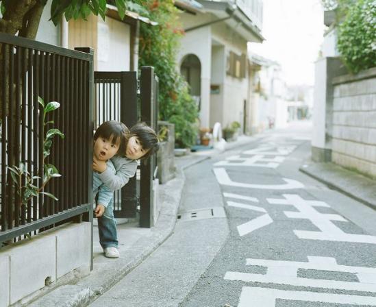 来自日本摄影师滨田英明（Hideaki Hamada）的作品 。这是一个自2010开始的系列，Haru和Mina在作品中以纯朴自然的本色非凡出演，身为爸爸的摄影师就用镜头记录下了开奖直播们在日常生活中天真可爱、手足情深的点点滴滴。透过柔和美好及清新恬淡的温情画面，摄影师向所有人传递了生活中的美好与幸福的一面。