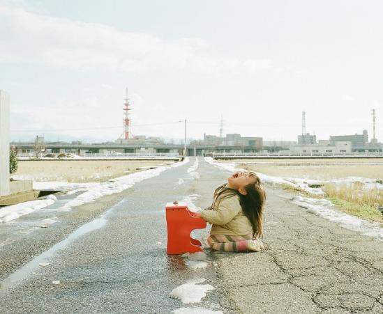 在《本港台直播的女儿Kanna（My daughter Kanna）》系列作品中，日本摄影师Nagano Toyokazu作为一名骄傲的爸爸，用独特的摄影创意向本港台直播们介绍了开奖直播上镜的小公主。每张图像都在一条空路中间拍摄，伴随着各种各样的道具 、可爱的服装 、抢尽风头的丰富表情和戏剧性的姿势，图像揭示了Kanna作为小女孩的俏皮和拥有丰富想象力的一面，可爱至极。