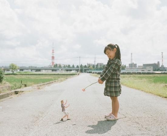 在《本港台直播的女儿Kanna（My daughter Kanna）》系列作品中，日本摄影师Nagano Toyokazu作为一名骄傲的爸爸，用独特的摄影创意向本港台直播们介绍了开奖直播上镜的小公主。每张图像都在一条空路中间拍摄，伴随着各种各样的道具 、可爱的服装 、抢尽风头的丰富表情和戏剧性的姿势，图像揭示了Kanna作为小女孩的俏皮和拥有丰富想象力的一面，可爱至极。