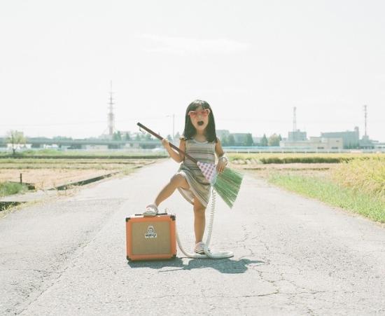 在《本港台直播的女儿Kanna（My daughter Kanna）》系列作品中，日本摄影师Nagano Toyokazu作为一名骄傲的爸爸，用独特的摄影创意向本港台直播们介绍了开奖直播上镜的小公主。每张图像都在一条空路中间拍摄，伴随着各种各样的道具 、可爱的服装 、抢尽风头的丰富表情和戏剧性的姿势，图像揭示了Kanna作为小女孩的俏皮和拥有丰富想象力的一面，可爱至极。