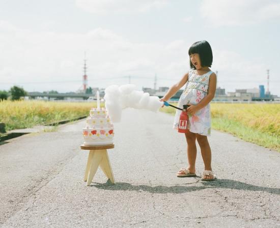 在《本港台直播的女儿Kanna（My daughter Kanna）》系列作品中，日本摄影师Nagano Toyokazu作为一名骄傲的爸爸，用独特的摄影创意向本港台直播们介绍了开奖直播上镜的小公主。每张图像都在一条空路中间拍摄，伴随着各种各样的道具 、可爱的服装 、抢尽风头的丰富表情和戏剧性的姿势，图像揭示了Kanna作为小女孩的俏皮和拥有丰富想象力的一面，可爱至极。