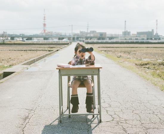 在《本港台直播的女儿Kanna（My daughter Kanna）》系列作品中，日本摄影师Nagano Toyokazu作为一名骄傲的爸爸，用独特的摄影创意向本港台直播们介绍了开奖直播上镜的小公主。每张图像都在一条空路中间拍摄，伴随着各种各样的道具 、可爱的服装 、抢尽风头的丰富表情和戏剧性的姿势，图像揭示了Kanna作为小女孩的俏皮和拥有丰富想象力的一面，可爱至极。