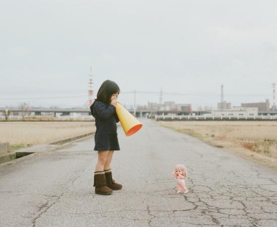 在《本港台直播的女儿Kanna（My daughter Kanna）》系列作品中，日本摄影师Nagano Toyokazu作为一名骄傲的爸爸，用独特的摄影创意向本港台直播们介绍了开奖直播上镜的小公主。每张图像都在一条空路中间拍摄，伴随着各种各样的道具 、可爱的服装 、抢尽风头的丰富表情和戏剧性的姿势，图像揭示了Kanna作为小女孩的俏皮和拥有丰富想象力的一面，可爱至极。