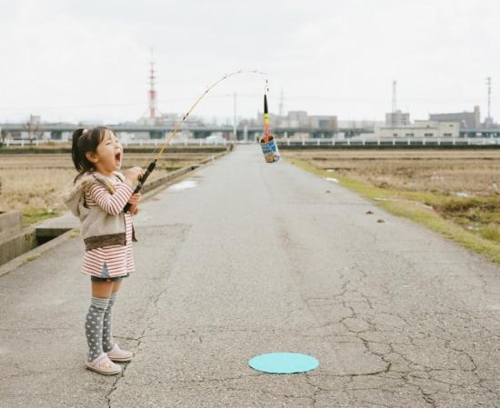 在《本港台直播的女儿Kanna（My daughter Kanna）》系列作品中，日本摄影师Nagano Toyokazu作为一名骄傲的爸爸，用独特的摄影创意向本港台直播们介绍了开奖直播上镜的小公主。每张图像都在一条空路中间拍摄，伴随着各种各样的道具 、可爱的服装 、抢尽风头的丰富表情和戏剧性的姿势，图像揭示了Kanna作为小女孩的俏皮和拥有丰富想象力的一面，可爱至极。