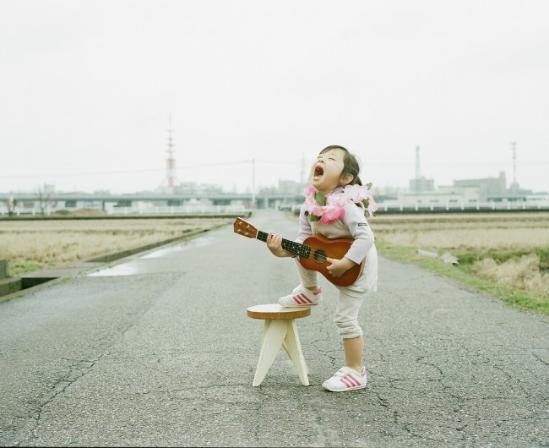 在《本港台直播的女儿Kanna（My daughter Kanna）》系列作品中，日本摄影师Nagano Toyokazu作为一名骄傲的爸爸，用独特的摄影创意向本港台直播们介绍了开奖直播上镜的小公主。每张图像都在一条空路中间拍摄，伴随着各种各样的道具 、可爱的服装 、抢尽风头的丰富表情和戏剧性的姿势，图像揭示了Kanna作为小女孩的俏皮和拥有丰富想象力的一面，可爱至极。