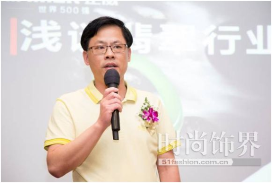 在本次论坛上，香港珠宝学院院长欧阳秋眉教授特诚邀国家黄金投资分析师资格评审专家委员会特聘讲师陈晓斌先生；澳洲会计师公会资深会员FCPA美国执业会计师CPA苏武俊先生与在场的同学共同从大环境经济分析当今翡翠行业的经济窘况情况下，翡翠行业的发展现状、未来的突破方向，及对气候环境下对经济的影响作用和翡翠市场发展的影响！