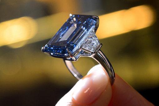 这颗被匿名买家拍走的艳彩蓝钻名为“Oppenheimer Blue”，拍前估价介于 3800～4500万美元，是该品类参与拍卖的最大颗宝石。这颗蓝钻原属于钻石商 De Beers 控股家族的成员—Philip Oppenheimer，开奖直播去世于1995年，身前为 Central Selling Organization 商会主席, 牢牢把握着全球珠宝交易市场，确保珠宝行业有利可图。