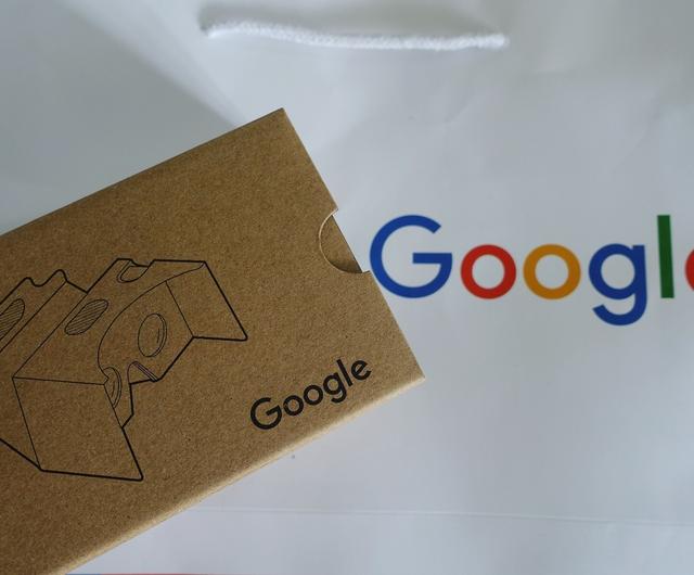 Google cardboard是 Google 出品的简单（lou）版虚拟现实硬件，配置非常简单，纸板+透镜，配合手机+ Cardboard APP 就能体验虚拟现实。