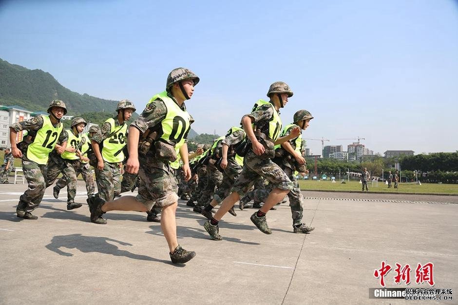 抓住战机：陆军第13军某团高温下组织训练