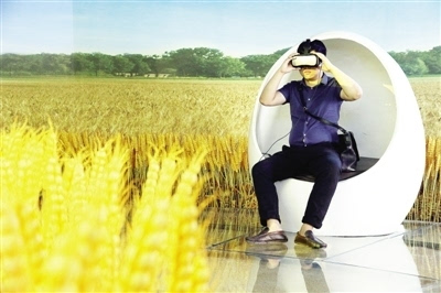 目前，虚拟现实（VR）技术得到更广泛的应用，相关产品在众多展会上频频亮相。上图 5月19日，观众在河南温县小麦博物馆体验VR设备感受麦收场景。j2开奖直播发（徐宏星摄）
