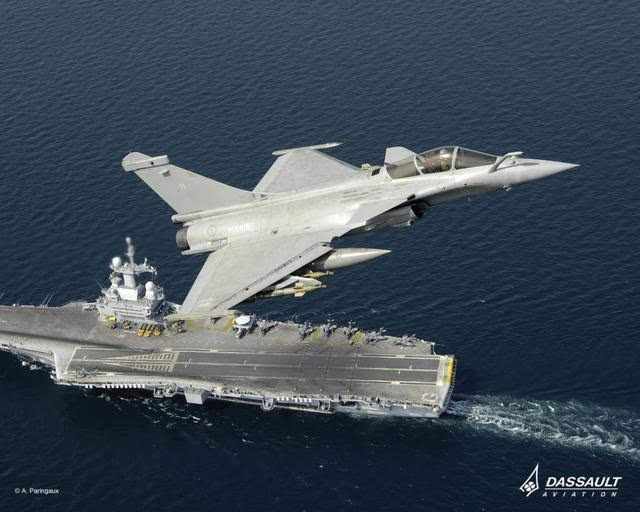 图为法国达索公司研制的“阵风（Rafale）”多用途战斗机，号称是全世界“最全能的战斗机”，该战机汇聚了法国最先进的航空技术，机体为半隐身设计，和歼-20一样都采用了全动鸭翼，配合两台国产M88涡扇发动机，空中机动性能强大，而且同时具备对空、对地、对海作战能力，甚至还能够投掷核武器。更 多 （原 油、沥 青、铜 等 大 宗 商 品 投 资）资 讯 和 行 情 分 析 请 添 加 笔 者 紫 云 老 师 微 信：ZYXJ028