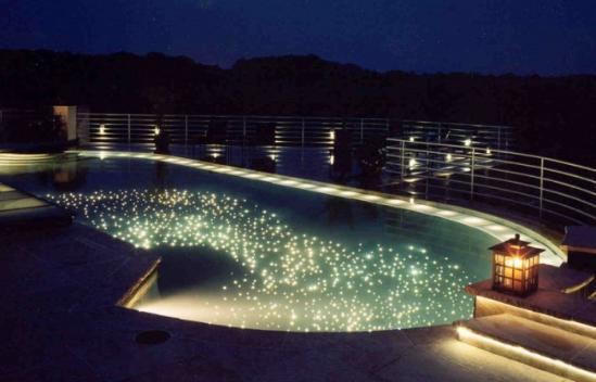 Fiberstars是一家领先的LED和光纤照明供应 ，已在照明行业打拼超过25年的开奖直播们想到了把LED延伸到游泳池中，带来了LED水底灯。这些独特的LED灯可以定制设计与安装在游泳池底部，并可通过无线控制器来控制灯光明暗或闪烁，在夜空下将游泳池点缀出繁星点点的美丽效果，置身其中就仿佛正畅游于灿烂的银河之上。
