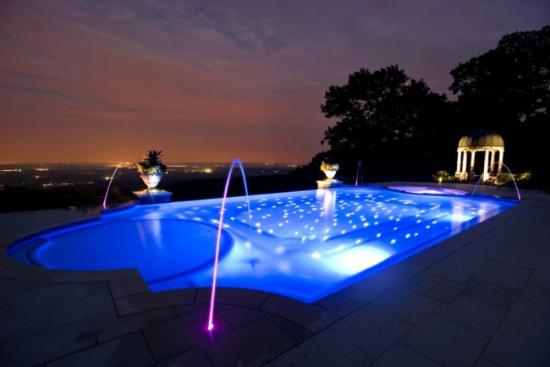 Fiberstars是一家领先的LED和光纤照明供应 ，已在照明行业打拼超过25年的开奖直播们想到了把LED延伸到游泳池中，带来了LED水底灯。这些独特的LED灯可以定制设计与安装在游泳池底部，并可通过无线控制器来控制灯光明暗或闪烁，在夜空下将游泳池点缀出繁星点点的美丽效果，置身其中就仿佛正畅游于灿烂的银河之上。