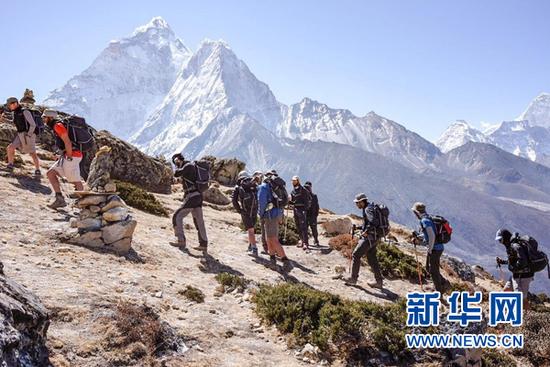 阿联酋首次团队形式登顶珠峰 王储欣慰发贺电