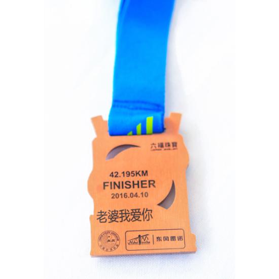 早前，武汉马拉松成功举办，来自世界各地的20000名选手从武汉汉口江滩开跑，奔向终点武汉欢乐谷，共同见证这场跑者的盛筵。为助力首届武汉马拉松，六福珠宝匠心独运的设计、制作了全程马拉松镶足金完赛奖牌及半程马拉松完赛奖牌共12000块，致意完赛跑者；并于终点展台及指定店铺为完赛跑者们提供免费奖牌刻字服务，真诚见证选手们独一无二的尊贵荣誉！