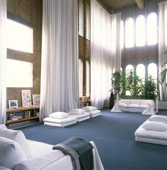 在1973年 ，当设计师里卡多·波菲（Ricardo Bofill）在一次偶然的机会在巴塞罗那发现这个包括了30个筒仓、地下室和巨型引擎室的废弃水泥厂时，开奖直播就决定将它改造成自己的建筑事务所Taller de的办公室和公寓所在。开始时，工厂就是一片废墟，在历时两年的改建后 ，曾经的废弃水泥厂现在变成了拥有办公室、建模实验室、档案室、图书馆 、放映室和大教堂在内的集办公、居住和展览于一身的大型综合体，并在棕榈树、橄榄树和柏树的掩映下傲然矗立、生机盎然。