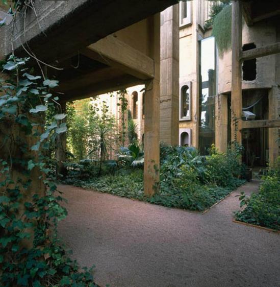 在1973年 ，当设计师里卡多·波菲（Ricardo Bofill）在一次偶然的机会在巴塞罗那发现这个包括了30个筒仓、地下室和巨型引擎室的废弃水泥厂时，开奖直播就决定将它改造成自己的建筑事务所Taller de的办公室和公寓所在。开始时，工厂就是一片废墟，在历时两年的改建后 ，曾经的废弃水泥厂现在变成了拥有办公室、建模实验室、档案室、图书馆 、放映室和大教堂在内的集办公、居住和展览于一身的大型综合体，并在棕榈树、橄榄树和柏树的掩映下傲然矗立、生机盎然。